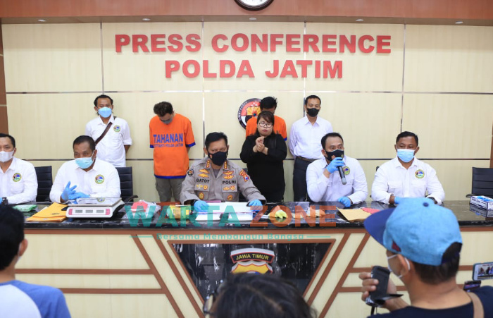 Foto: Ditresnarkoba Polda Jatim, saat menggelar konferensi pers penangkapan dua pengedar narkoba jenis sabu dan ekstasi, di dua tempat yang berbeda.