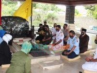 Foto: Wakapolda Jatim, Brigjen Pol Slamet Hadi Supraptoyo, bersama rombongan saat melakukan ziarah ke objek wisata religi Makam Bung Karno di Kota Blitar.