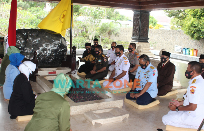 Foto: Wakapolda Jatim, Brigjen Pol Slamet Hadi Supraptoyo, bersama rombongan saat melakukan ziarah ke objek wisata religi Makam Bung Karno di Kota Blitar.