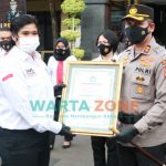 Foto: Kepolisian Resor Kota Malang Kota, saat menerima penghargaan dari Tim Reaksi Cepat Perlindungan Perempuan dan Anak Indonesia (PPAI).