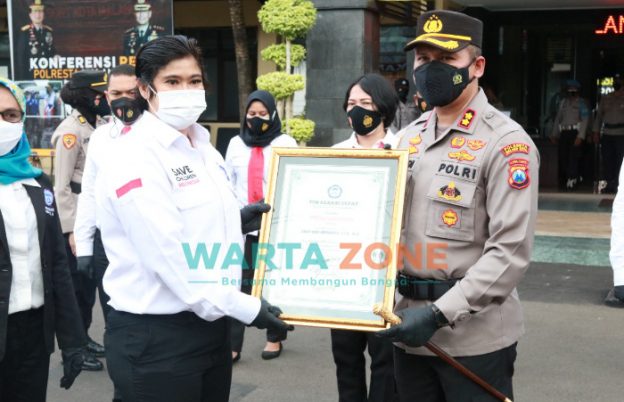 Foto: Kepolisian Resor Kota Malang Kota, saat menerima penghargaan dari Tim Reaksi Cepat Perlindungan Perempuan dan Anak Indonesia (PPAI).