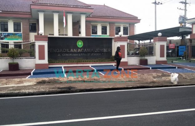 Caption : Tampak bagian depan Kantor Pengadilan Agama Kabupaten Jember, Senin (4/10/2021).