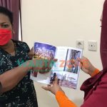 Foto: Yenny Wahid, Putri Presiden ke-4 Gus Dur dan Dorlinceu Meheu, Anggota Majelis Rakyat Papua, saat bertemu di Jayapura.
