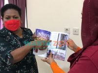 Foto: Yenny Wahid, Putri Presiden ke-4 Gus Dur dan Dorlinceu Meheu, Anggota Majelis Rakyat Papua, saat bertemu di Jayapura.