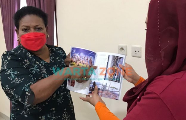 Foto: Yenny Wahid, Putri Presiden ke-4 Gus Dur dan Dorlinceu Meheu, Anggota Majelis Rakyat Papua, saat bertemu di Jayapura.