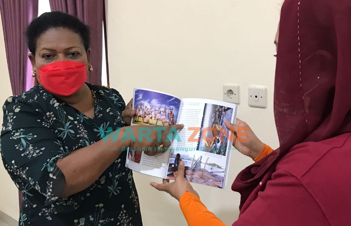 Foto: Yenny Wahid, Putri Presiden ke-4 Gus Dur dan Dorlinceu Meheu, Anggota Majelis Rakyat Papua, saat bertemu di Jayapura.