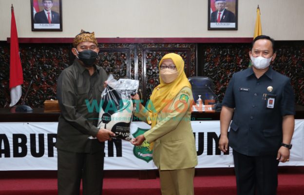 Foto: Bupati Sumenep, Achmad Fauzi mendorong para ASN turut andil membantu petani dengan membeli hasil panen mereka.