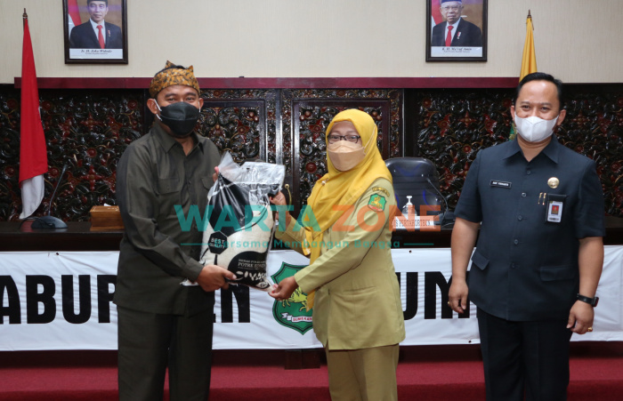 Foto: Bupati Sumenep, Achmad Fauzi mendorong para ASN turut andil membantu petani dengan membeli hasil panen mereka.