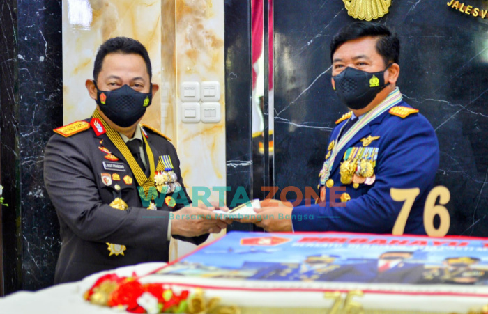 Foto: Kapolri Jenderal Listyo Sigit Prabowo, saat menyampaikan ucapan atas hari jadi Tentara Nasional Indonesia (TNI) ke-76.