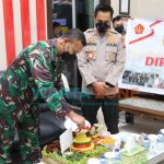 Foto: Kapolres Tulungagung, AKBP Handono Subiakto, saat memberikan kejutan ulang tahun kepada Dandim 0807.