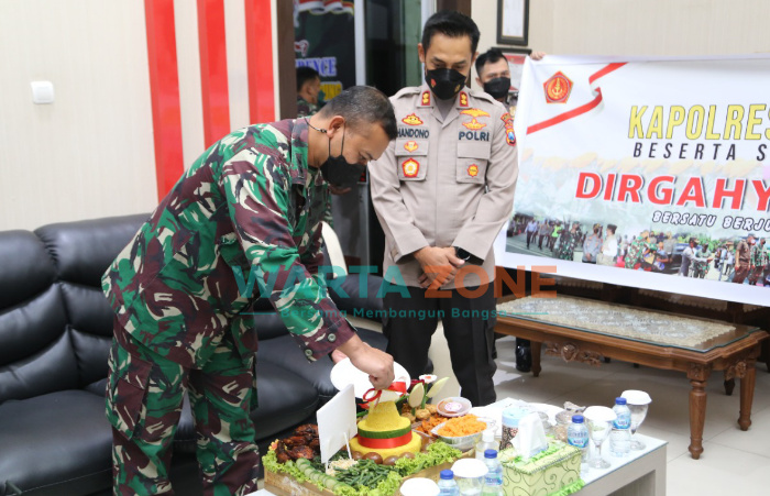 Foto: Kapolres Tulungagung, AKBP Handono Subiakto, saat memberikan kejutan ulang tahun kepada Dandim 0807.