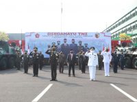 Foto: Kapolda Jawa Timur, Irjen Pol Nico Afinta, saat peringatan HUT TNI Ke-76 Tahun 2021, di lapangan Kodam V Brawijaya, dengan inspektur upacara Presiden RI Jokowi, secara virtual.