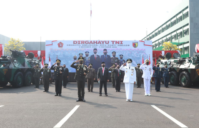 Foto: Kapolda Jawa Timur, Irjen Pol Nico Afinta, saat peringatan HUT TNI Ke-76 Tahun 2021, di lapangan Kodam V Brawijaya, dengan inspektur upacara Presiden RI Jokowi, secara virtual.