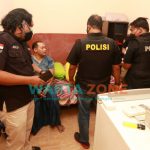 Foto: Ditresnarkoba Polda Jatim bersama Personil gabungan BNNP Jatim, saat melakukan penggrebekan di kampung Narkoba, Jalan Kunti, Kecamatan Sidotopo, Surabaya.