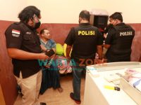 Foto: Ditresnarkoba Polda Jatim bersama Personil gabungan BNNP Jatim, saat melakukan penggrebekan di kampung Narkoba, Jalan Kunti, Kecamatan Sidotopo, Surabaya.