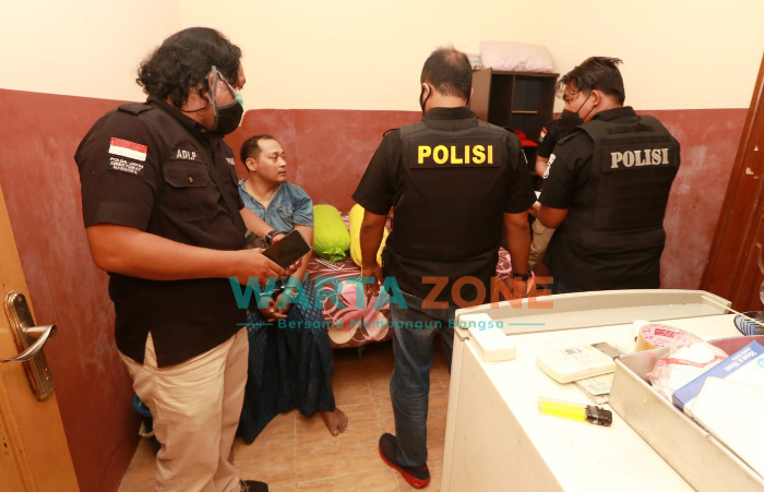Foto: Ditresnarkoba Polda Jatim bersama Personil gabungan BNNP Jatim, saat melakukan penggrebekan di kampung Narkoba, Jalan Kunti, Kecamatan Sidotopo, Surabaya.