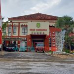 Caption: Tampak depan kantor Dinas Kesehatan (Dinkes) Kabupaten Sumenep. (Foto: dok. wartazone.com)