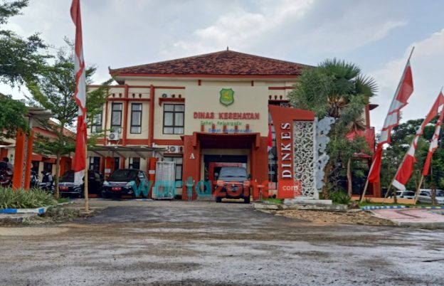 Caption: Tampak depan kantor Dinas Kesehatan (Dinkes) Kabupaten Sumenep. (Foto: dok. wartazone.com)