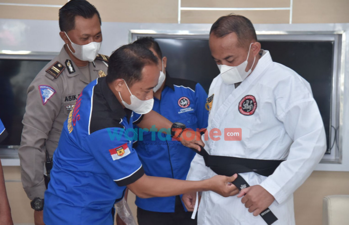 Foto: Kapolres Lamongan, AKBP Miko Indrayana, saat menerima kunjungan silaturahmi dari pengurus INKANAS Kabupaten Lamongan bertempat di lobby Mapolres Lamongan.