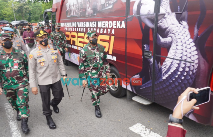 Foto: Inovasi dan kemudahan pelayanan vaksinasi di Surabaya oleh kepolisian bersama pemerintah kota Surabaya dan TNI.