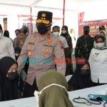 Foto: Kapolda Jawa Timur, Irjen Pol Nico Afinta, saat melakukan pengecekan vaksinasi Presisi di Pondok Pesantren (Ponpes) Mambaul Ma'arif, Denanyar, Jombang.