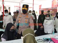 Foto: Kapolda Jawa Timur, Irjen Pol Nico Afinta, saat melakukan pengecekan vaksinasi Presisi di Pondok Pesantren (Ponpes) Mambaul Ma'arif, Denanyar, Jombang.