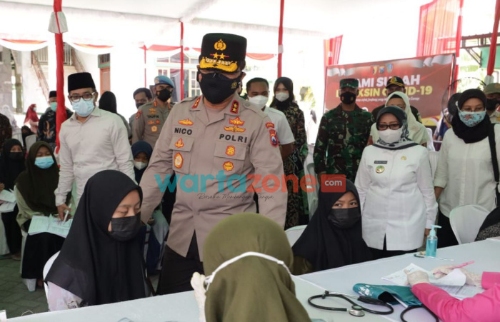 Foto: Kapolda Jawa Timur, Irjen Pol Nico Afinta, saat melakukan pengecekan vaksinasi Presisi di Pondok Pesantren (Ponpes) Mambaul Ma'arif, Denanyar, Jombang.