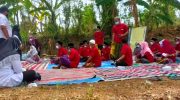 Foto: Para petani di Kabupaten Sumenep, saat mengikuti Sekolah Lapang Pertanian Tanaman Terpadu (SLPTT), yang diselenggarakan oleh Dinas Pertanian Tanaman Pangan, Hortikultura dan Perkebunan (Dispertahortbun).