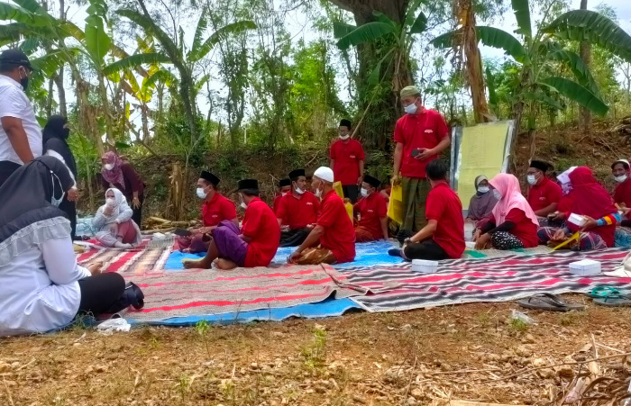 Foto: Para petani di Kabupaten Sumenep, saat mengikuti Sekolah Lapang Pertanian Tanaman Terpadu (SLPTT), yang diselenggarakan oleh Dinas Pertanian Tanaman Pangan, Hortikultura dan Perkebunan (Dispertahortbun).