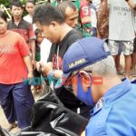 Caption: Jasad nenek yang nyemplung ke dalam sumur, saat dievakusi oleh Tim Basarnas, Damkar, TRC BPBD Jember dan juga dibangu oleh relawan SAR Jember, Rabu (6/10/2021).