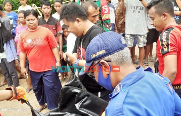 Caption: Jasad nenek yang nyemplung ke dalam sumur, saat dievakusi oleh Tim Basarnas, Damkar, TRC BPBD Jember dan juga dibangu oleh relawan SAR Jember, Rabu (6/10/2021).