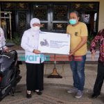 Foto; Wakil Bupati Sumenep, Hj. Dewi Khalifah, saat menyerahkan doorprize vaksinasi covid-19 di Pemkab Sumenep.