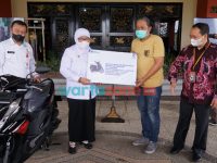 Foto; Wakil Bupati Sumenep, Hj. Dewi Khalifah, saat menyerahkan doorprize vaksinasi covid-19 di Pemkab Sumenep.