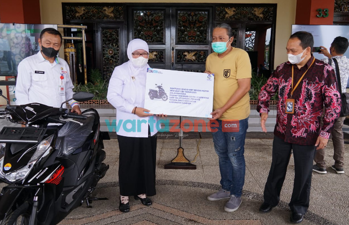 Foto; Wakil Bupati Sumenep, Hj. Dewi Khalifah, saat menyerahkan doorprize vaksinasi covid-19 di Pemkab Sumenep.