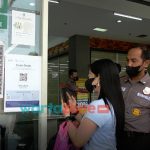 Foto: Penerapan aplikasi Pedulilindungi di wilayah Mapolres Bangkalan dan pusat perbelanjaan.