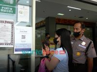 Foto: Penerapan aplikasi Pedulilindungi di wilayah Mapolres Bangkalan dan pusat perbelanjaan.