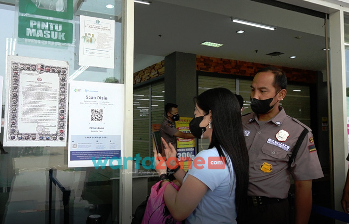 Foto: Penerapan aplikasi Pedulilindungi di wilayah Mapolres Bangkalan dan pusat perbelanjaan.