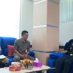 Foto; Kepala Bagian Perekonomian Setdakab Sumenep, Ach. Laili Maulidy, saat melakukan koordinasi operasi pemberantasan rokok ilegal dengan Bea Cukai Madura.