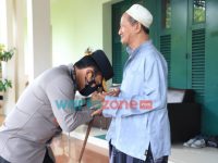 Foto: Kapolda Jatim, Irjen Pol Nico Afinta, saat bersilaturahmi ke KH Agoes Ali Mashudi, pimpinan Ponpes Bumi Sholawat Sidoarjo, di kediamannya Jalan Kyai Dasuki, Lebo, Sidoarjo.