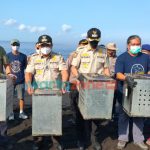Caption: Bupati Jember, Hendy Siswanto dan Wabup Muhammad Balya Firjaun Barlaman (Gus Firjaun), bersama BKSD Pusat serta Jakarta Animal Network (JAN), saat melakukan pelepasan satwa liar di Pulau Nusa Barong.