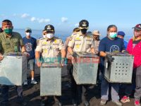 Caption: Bupati Jember, Hendy Siswanto dan Wabup Muhammad Balya Firjaun Barlaman (Gus Firjaun), bersama BKSD Pusat serta Jakarta Animal Network (JAN), saat melakukan pelepasan satwa liar di Pulau Nusa Barong.