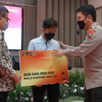 Foto: Kapolda Jatim, Irjen Pol Nico Afinta, saat menyerahkan kartu Rumah Sakit Bhayangkara (RSB) prioritas, bagi anak yatim piatu korban covid-19.
