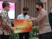 Foto: Kapolda Jatim, Irjen Pol Nico Afinta, saat menyerahkan kartu Rumah Sakit Bhayangkara (RSB) prioritas, bagi anak yatim piatu korban covid-19.
