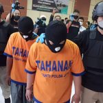 Foto: Ditreskrimum Polda Jatim, meringkus dua orang pelaku tindak pidana penggelapan emas 7 tujuh Kilo.