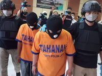 Foto: Ditreskrimum Polda Jatim, meringkus dua orang pelaku tindak pidana penggelapan emas 7 tujuh Kilo.