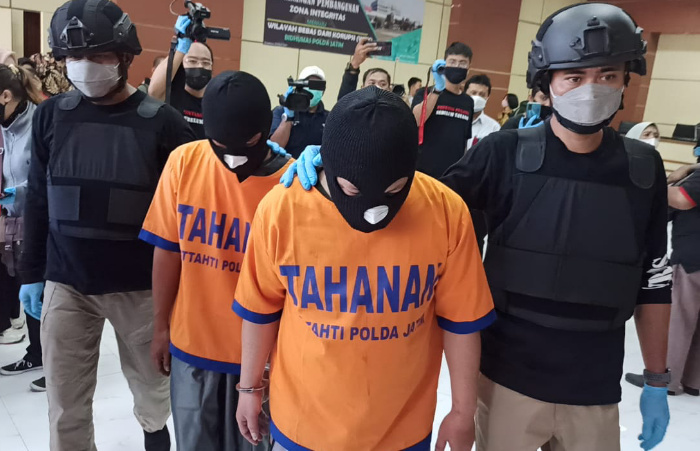 Foto: Ditreskrimum Polda Jatim, meringkus dua orang pelaku tindak pidana penggelapan emas 7 tujuh Kilo.