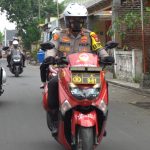 Foto: Kapolresta Mojokerto, AKBP Rofiq Ripto Himawan, saat berkeliling menggunakan motor vaksin dalam rangka melaksanakan Vaksin Door to Door kepada 32 lansia.