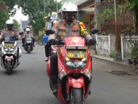 Foto: Kapolresta Mojokerto, AKBP Rofiq Ripto Himawan, saat berkeliling menggunakan motor vaksin dalam rangka melaksanakan Vaksin Door to Door kepada 32 lansia.