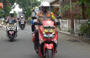 Percepat Vaksinasi Lansia, Kapolresta Mojokerto Door to Door dengan Kendarai Motor Vaksin