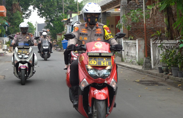 Foto: Kapolresta Mojokerto, AKBP Rofiq Ripto Himawan, saat berkeliling menggunakan motor vaksin dalam rangka melaksanakan Vaksin Door to Door kepada 32 lansia.